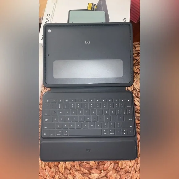 Logitech Rugged Folio Keyboard Case for Apple iPad 7th & 8th Generation - Picture 9 of 13